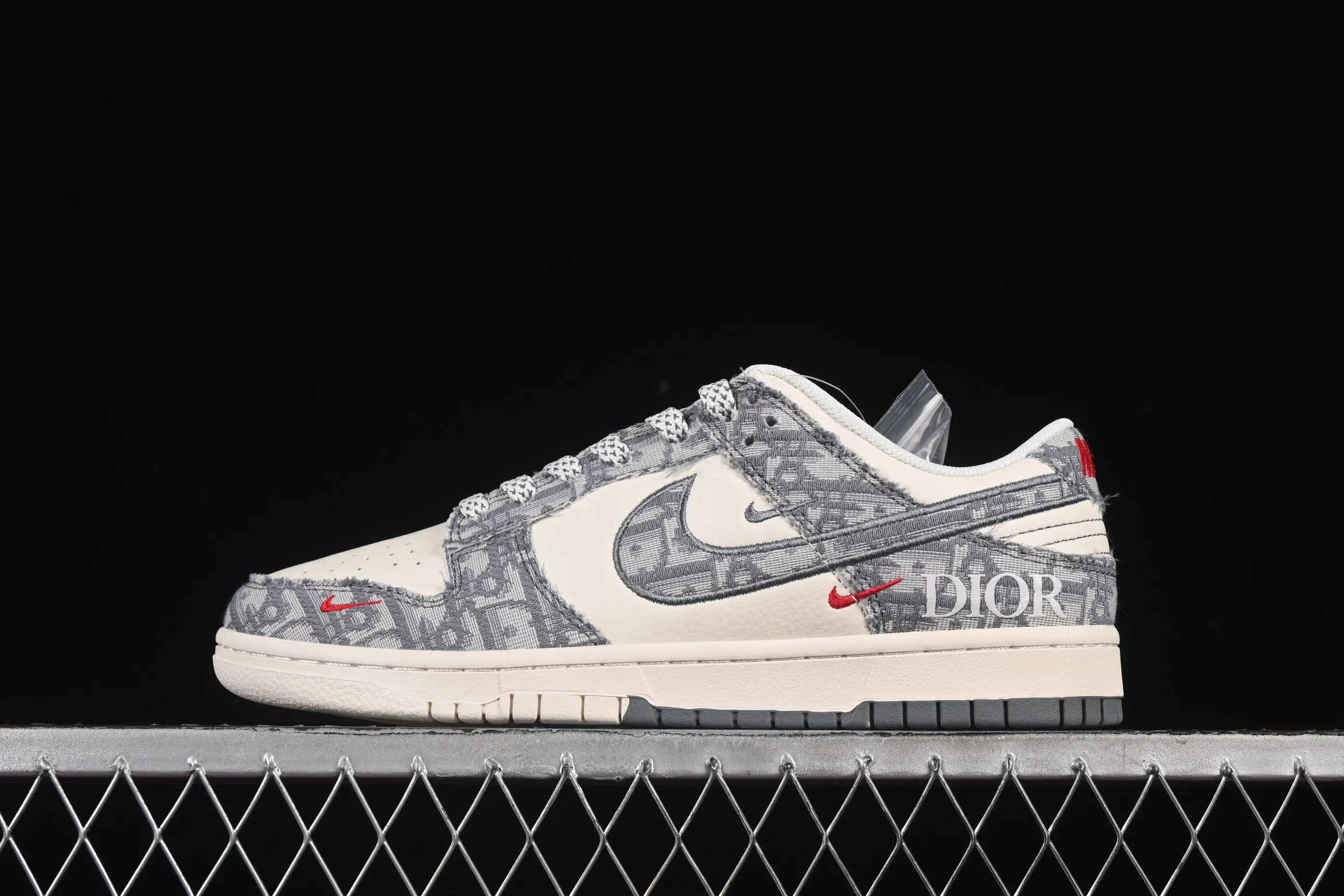 All categories Nk SB Dunk series Nk SB Dunk Low High-end custom low-top sneakers Nike SB Dunk Low Dior series Fabric gray hook Anniversary high-end custom low-top casual sneakers SJ2258-013